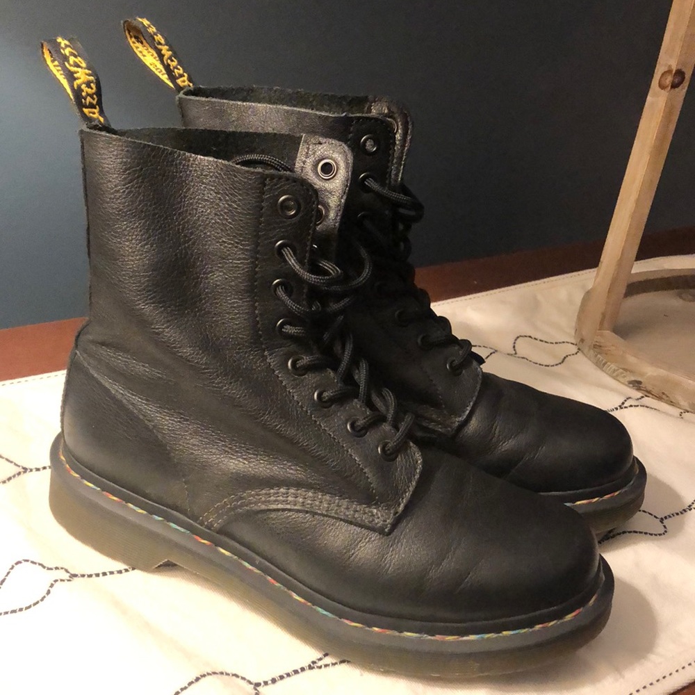 Dr. Marten 1460 LEATHER LACE UP BOOTS (Women Size 8)